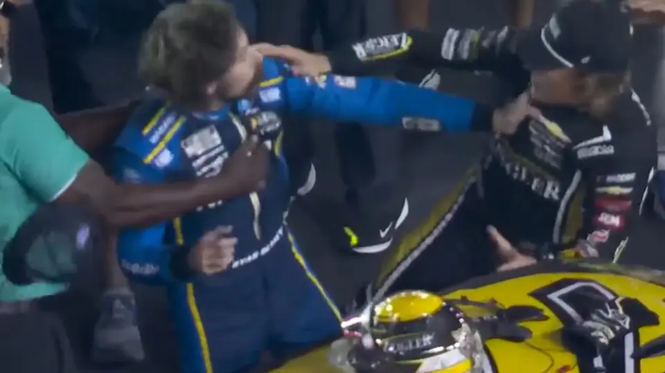 Ryan Blaney y Carson Hocevar se no aguantaron y soltaron las manos | @NASCAR
