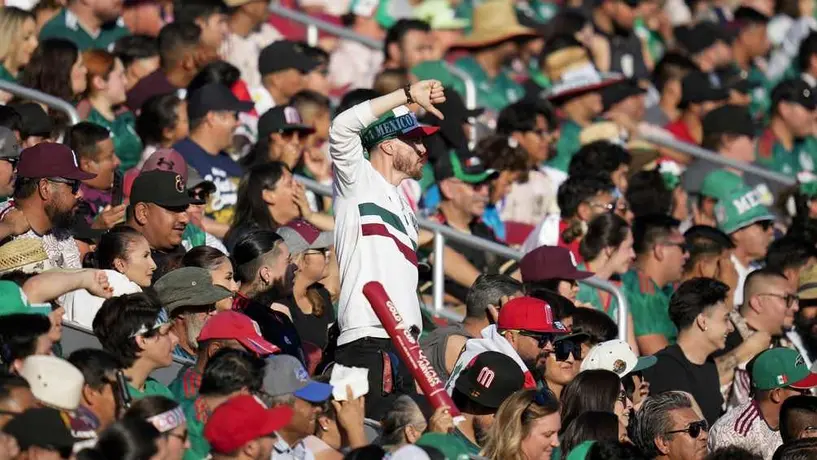 ¡Con cuchillo en mano! Aficionados mexicanos protagonizan bronca en el estadio