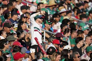¡Con cuchillo en mano! Aficionados mexicanos protagonizan bronca en el estadio