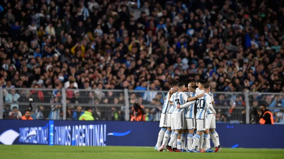 Argentina vence a Paraguay en el Estadio Monumental; Messi entró de cambio en el 2T
