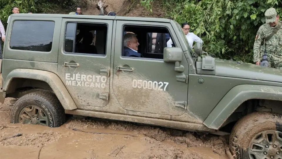AMLO queda varado en la carretera en su intento por viajar a Acapulco
