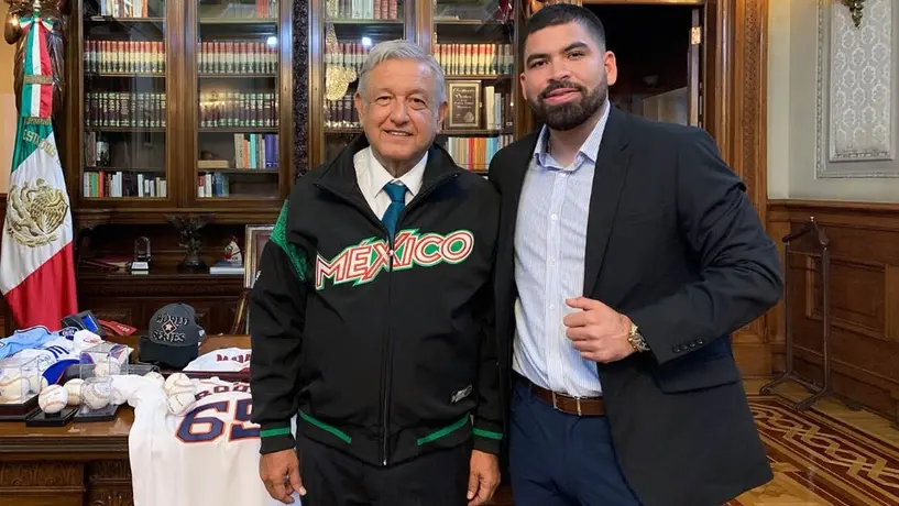 AMLO presume foto con José Urquidy previo al inicio de las finales de las Grandes Ligas