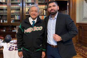 AMLO presume foto con José Urquidy previo al inicio de las finales de las Grandes Ligas