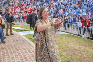 Xóchitl Gálvez niega plagio en informe de titulación y pide no compararla con otros casos