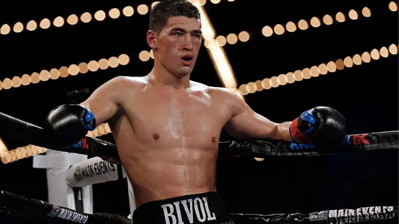 Dmitry Bivol no encuentra rival tras rechazar revancha con Canelo Álvarez
