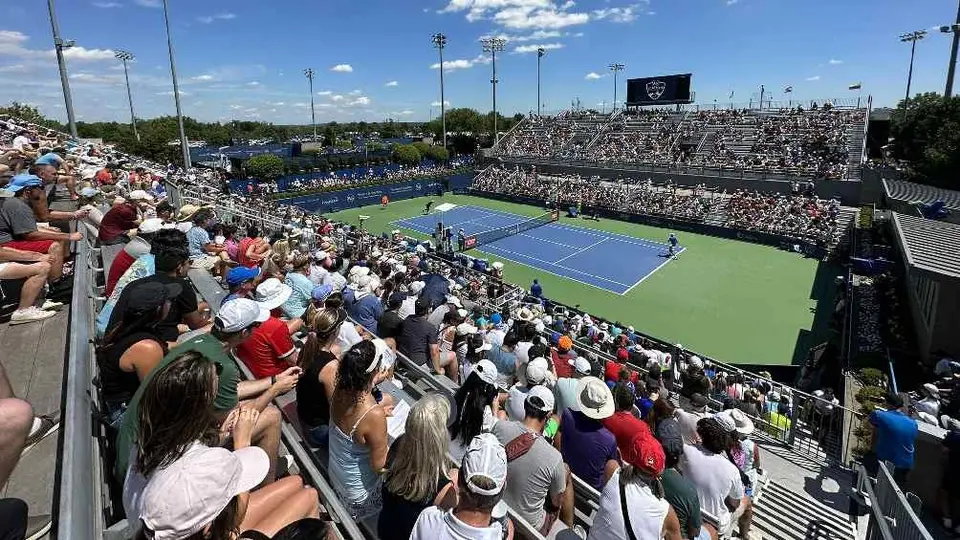 ¡Todos lo quieren ver! Aficionados llenan 'estadio' en entrenamiento de Novak Djokovic