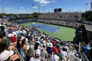 ¡Todos lo quieren ver! Aficionados llenan 'estadio' en entrenamiento de Novak Djokovic
