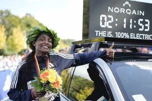 ¡Nuevo récord! Tigist Assefa marcó el mejor tiempo de una mujer en la historia del maratón