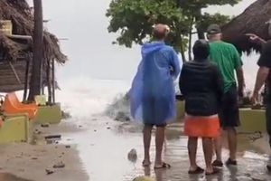 Ola gigante arrastra turistas durante paso de huracán 'Lidia'
