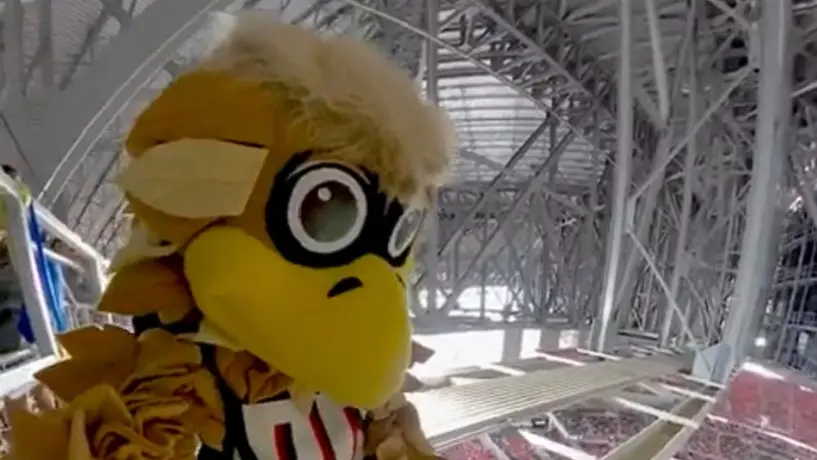 NFL: Mascota de Atlanta Falcons se lanza de tirolesa desde lo más alto dentro del estadio