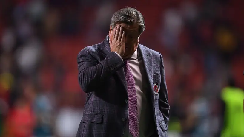 Periodista de ESPN se confunde con 'fake news' sobre el despido de Miguel Herrera
