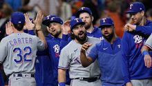 Rangers vencen a Astros y aumentan la ventaja a dos juegos en la serie