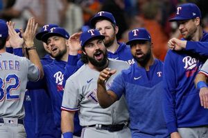 Rangers vencen a Astros y aumentan la ventaja a dos juegos en la serie