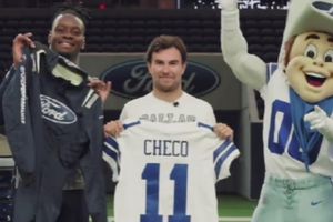¡Invitado especial! 'Checo' Pérez acude al entrenamiento de los Dallas Cowboys