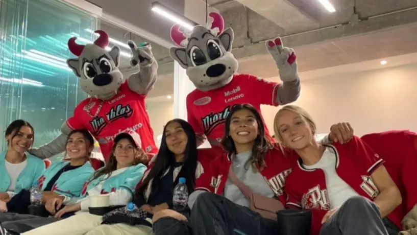 Jugadoras de América Femenil acudieron al Harp Helú para apoyar a Diablos Rojos