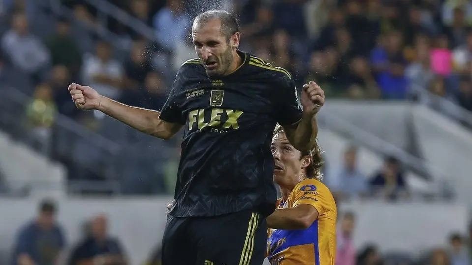 Chiellini le da balonazo a Córdova y se arma conato de bronca en el LAFC vs Tigres