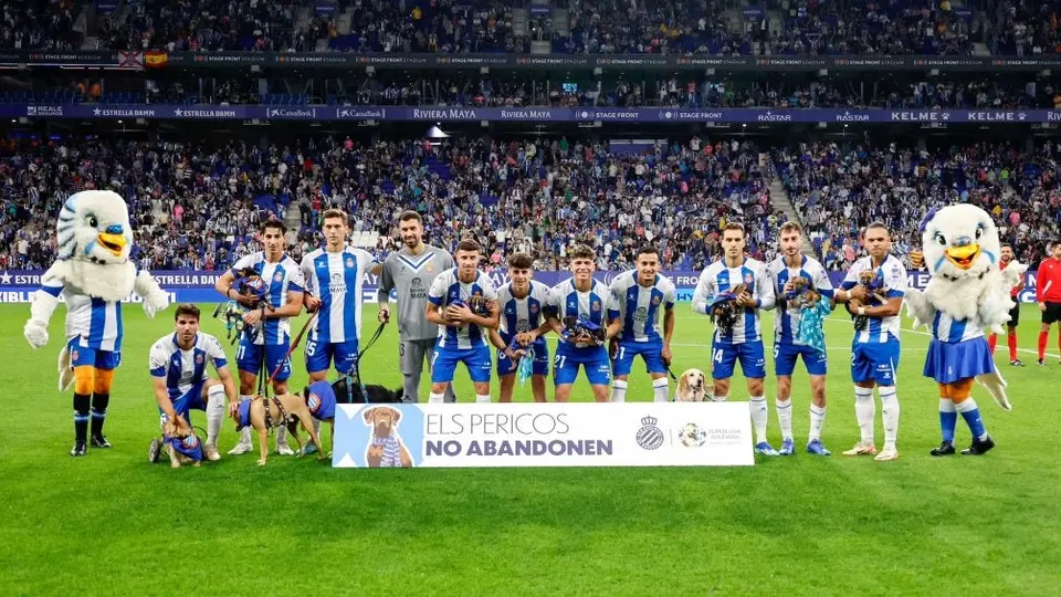 ¡Momento emotivo! Jugadores del Espanyol saltan a la cancha con cachorritos en sus brazos