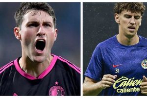 ¡'Se dio taco de ojo'! Santiago Giménez quedó sorprendido al ver a Lichnvosky en la ducha desnudo