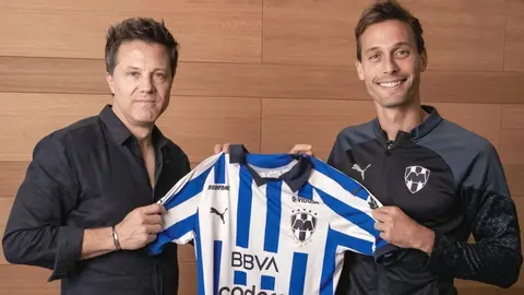 Afición de Rayados se burla de Tigres luego del fichaje de Sergio Canales
