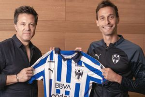 Afición de Rayados se burla de Tigres luego del fichaje de Sergio Canales