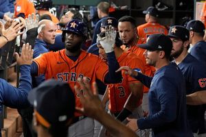 Astros derrota a Rangers y se mantiene con vida en la Serie de Campeonato