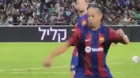 Ronaldinho, a sus 43 años, aún gambetea; así se 'burló' a un rival que quiso saludarlo