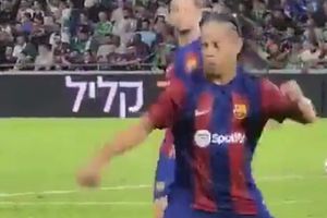 Ronaldinho, a sus 43 años, aún gambetea; así se 'burló' a un rival que quiso saludarlo