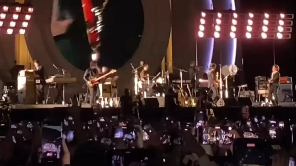 Fanáticos de Artic Monkeys son sorprendidos con el temblor en el concierto