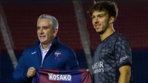 Pierre Gasly sostuvo en partido amistoso en el Estadio Azulgrana