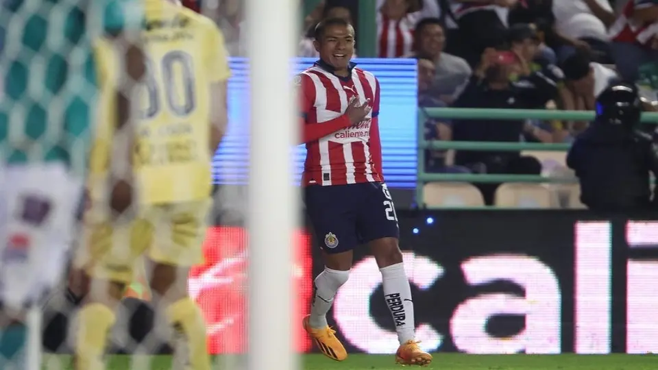 Yael Padilla se une a Chicharito y otros jugadores que anotaron en su debut con Chivas