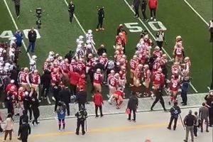 Jugadores de Browns y 49ers protagonizan pelea previo al inicio del juego