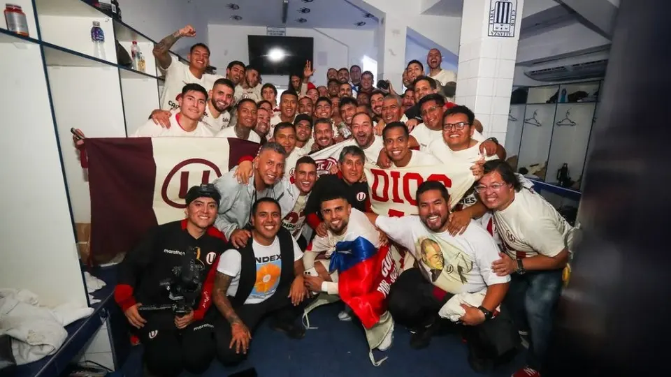 ¡Insólito! Universitario celebra el título en Perú con todo y apagón del estadio