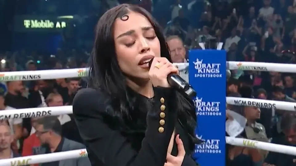 Canelo vs Charlo: Así interpretó Danna Paola el himno nacional mexicano