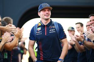Max Verstappen enseña una foto de bebé con ropa de Ferrari
