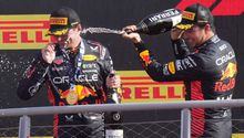Max Verstappen da nalgada afectuosa a Checo Pérez tras el 1-2 de Red Bull en el GP de Italia