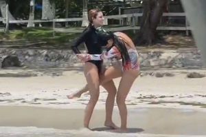 Mujer orina a su amiga en plena playa pública tras ser picada por una medusa