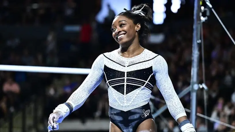 Simone Biles apoya a joven gimnasta que sufrió racismo tras competencia