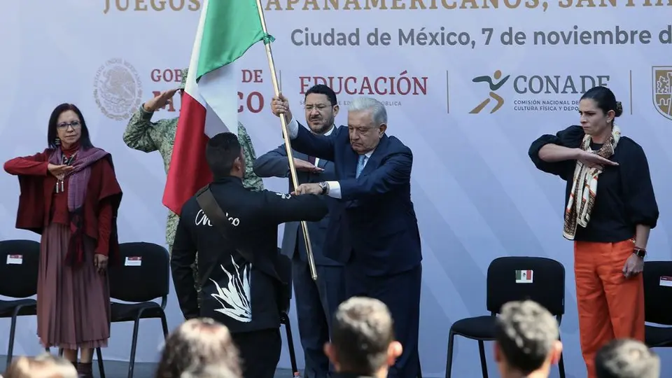 Andrés Manuel López Obrador abanderó a los atletas ParaPanamericanos
