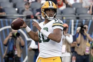 Jordan Love lanza tres pases de anotación en su primer juego con los Packers