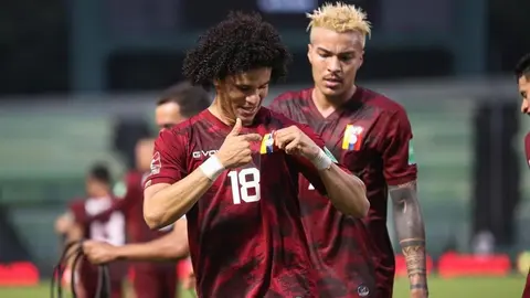 ¡Golazo! Eduard Bello anota de chilena frente a Brasil en las Eliminatorias CONMEBOL