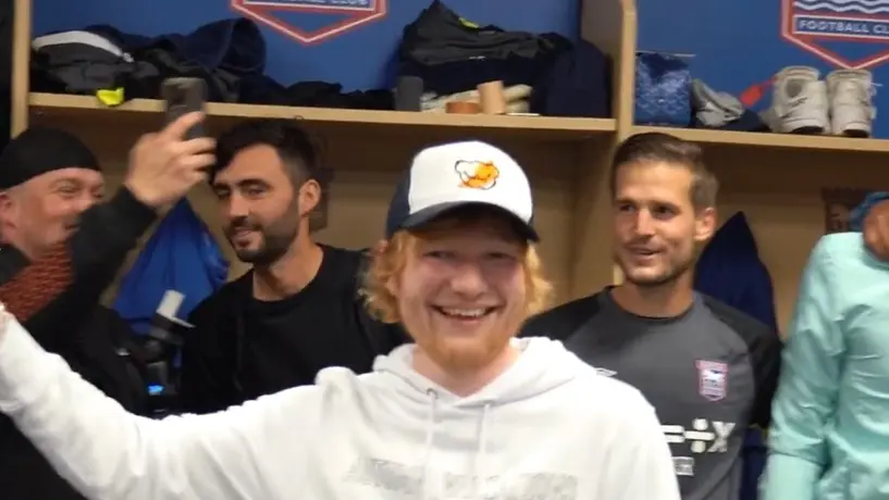 Ed Sheeran celebra victoria en el vestidor del Ipswich Town al ritmo de su canción 'Perfect'