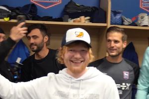 Ed Sheeran celebra victoria en el vestidor del Ipswich Town al ritmo de su canción 'Perfect'