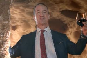Peyton Manning protagoniza comercial para arrancar la cobertura de los Juegos Olímpicos de París 2024