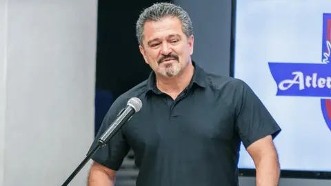 Carlos Hermosillo anunció la muerte de su papá