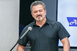 Carlos Hermosillo anunció la muerte de su papá