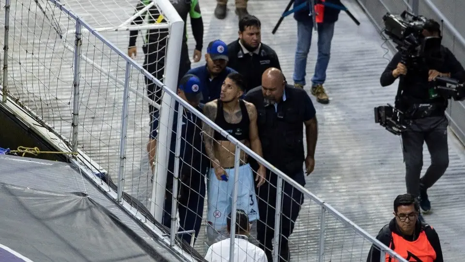 Carlos Salcedo se encara con los aficionados de Cruz Azul