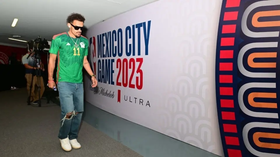 Trae Young luce playera de la Selección Mexicana con nombre de Santi Giménez en la Arena CDMX