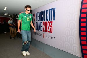Trae Young luce playera de la Selección Mexicana con nombre de Santi Giménez en la Arena CDMX