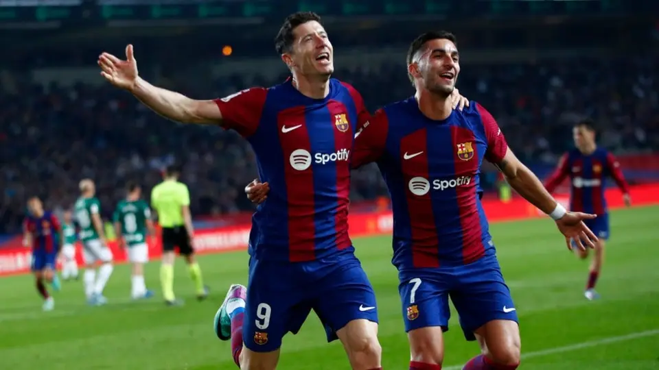 Barcelona remonta y gana frente al Alavés, pero deja dudas