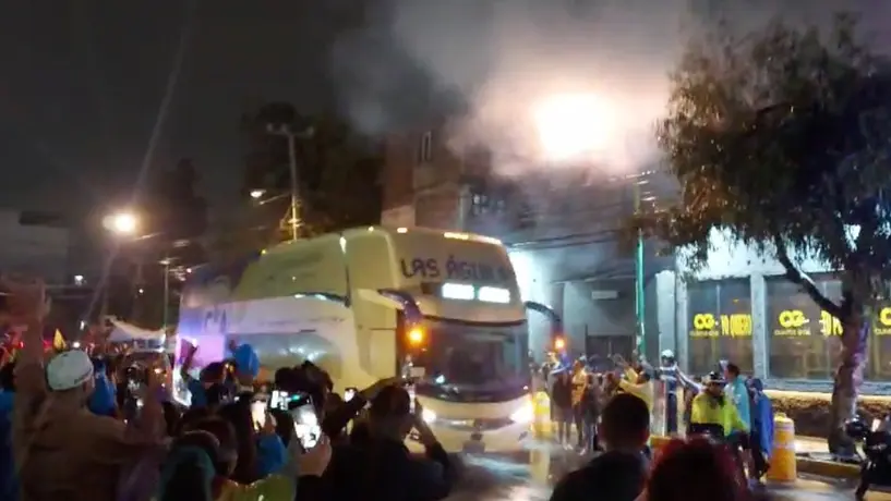 ¡Recibimiento de grande! América llega al Azteca en medio de fuegos artificiales y de su afición